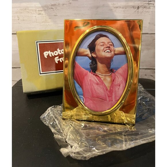 Vintage 1980s Rectangle Gold Tone/Brass Metal Oval Shape Insert Photo Frame Mid - Picture 2 of 4